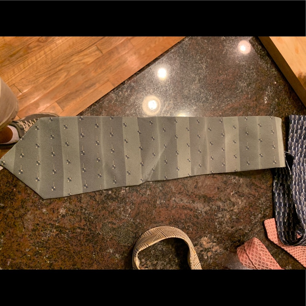 Gray Stafford tie. Unworn no tags.